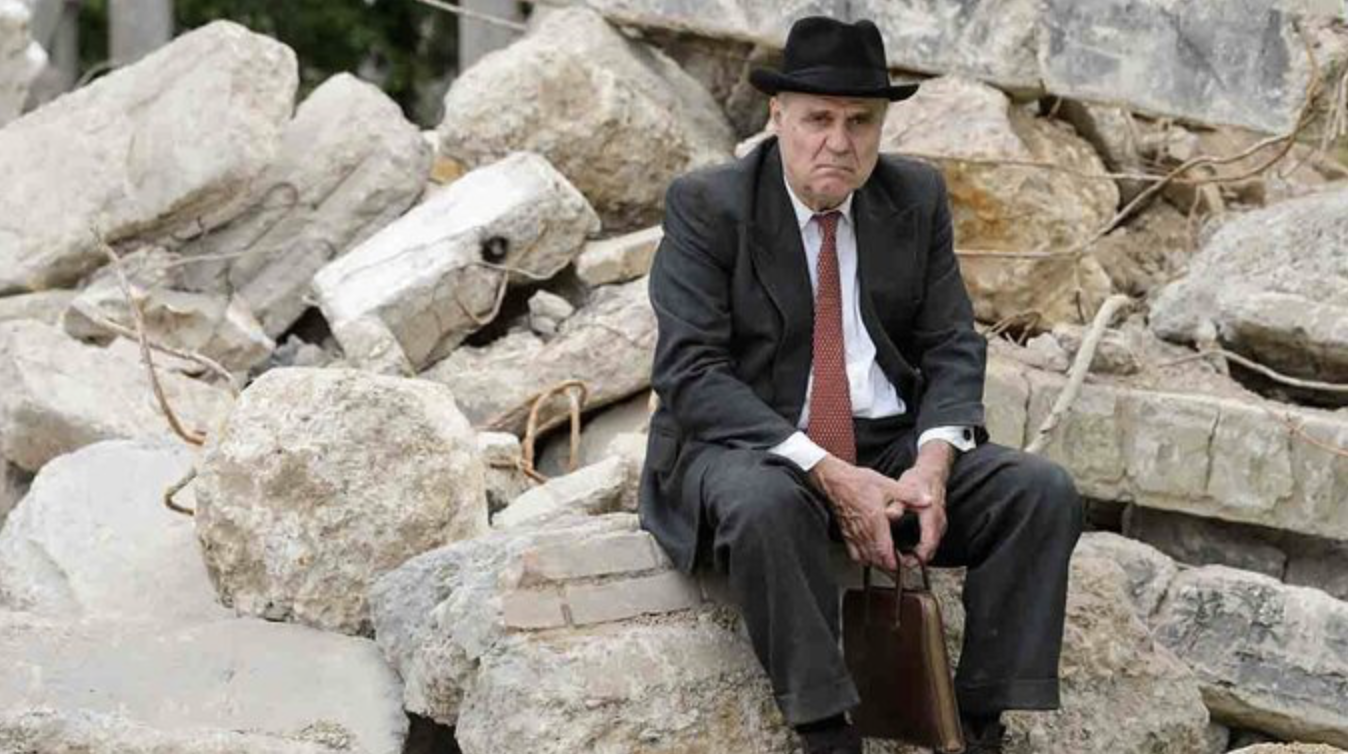 Landauer sitting in a ruin