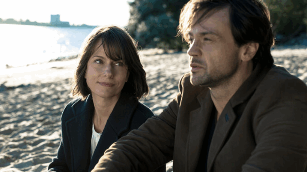 Simone Carstensen-Kleebach sit together with Leon on the beach