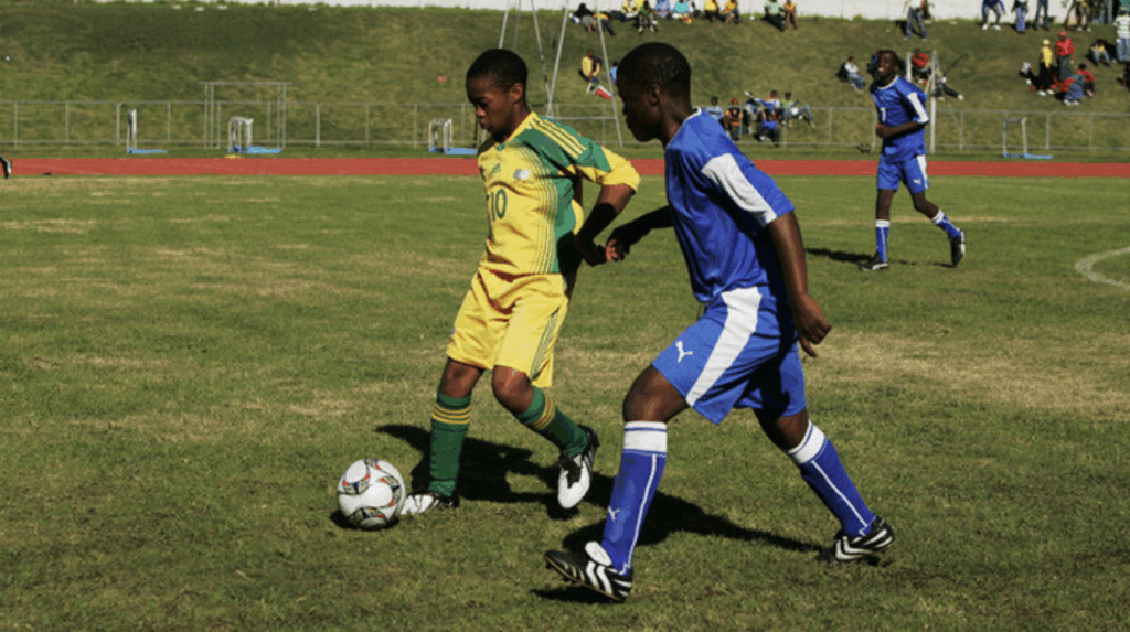 Themba spielt mit einem Fußball