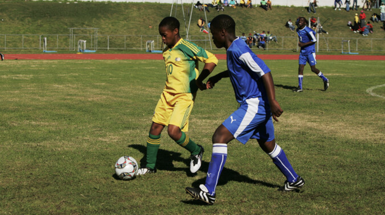 Themba spielt mit einem Fußball